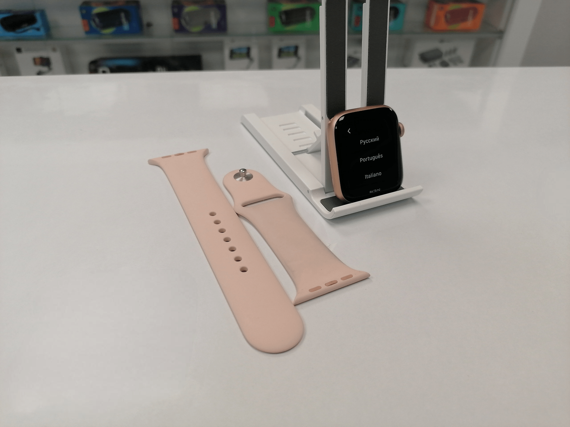 Apple Watch Series 5, 44 мм, золото, розовый ремешок MWVE2 - БУ