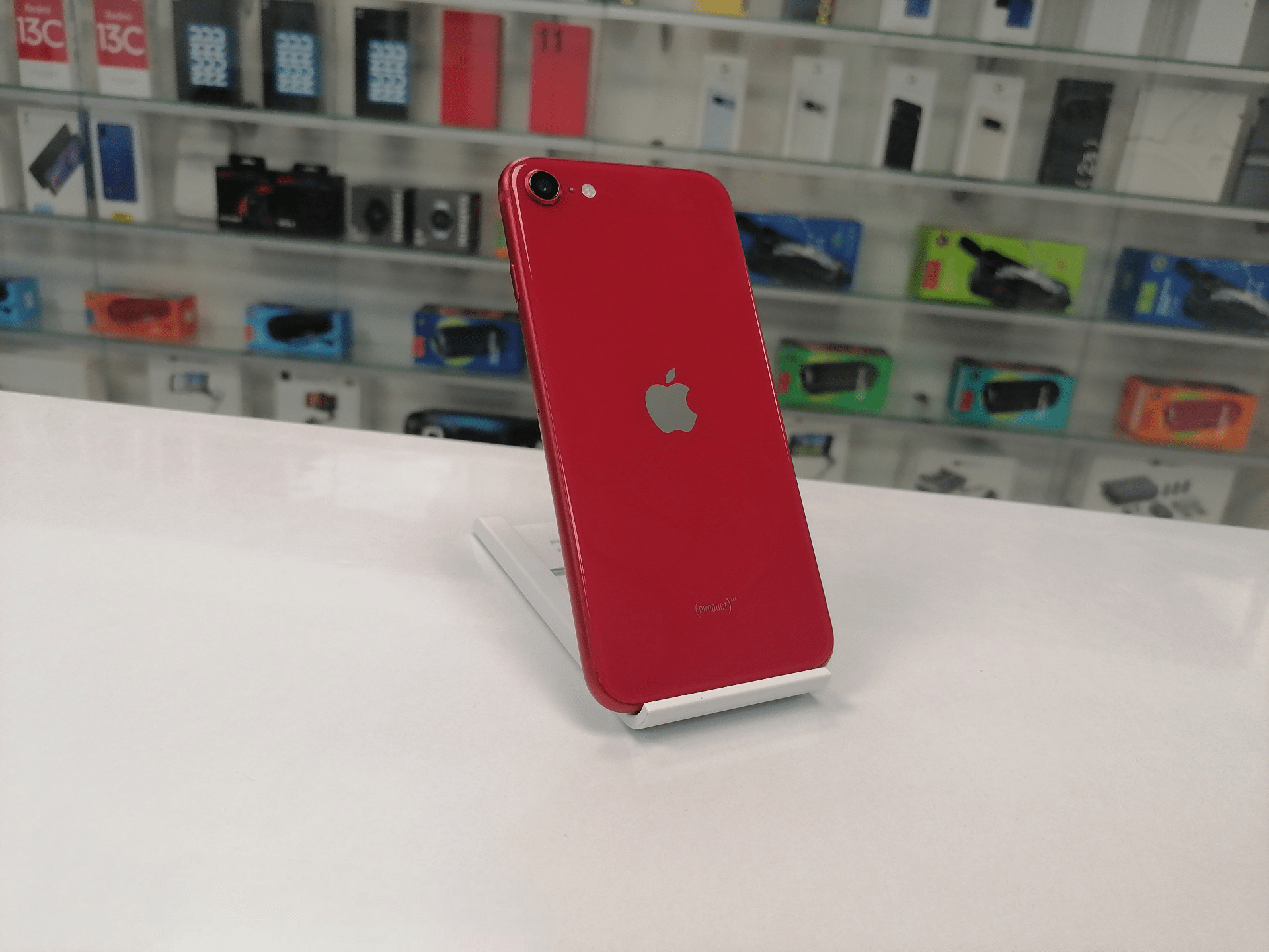 iPhone SE (2020) 64Gb (PRODUCT) RED (83%) - БУ . . + (пятно на корпусе)  купить в Сочи